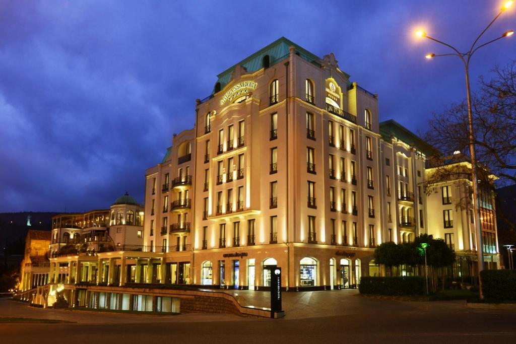 فندق أمباسادوري تبليسي: مزيج من الفخامة والتراث في قلب العاصمة